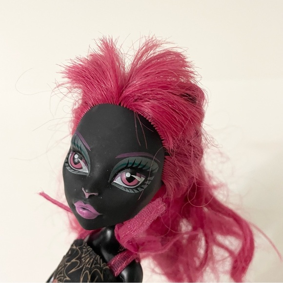 Monster High Catty Noir Doll - Picture 8 of 16